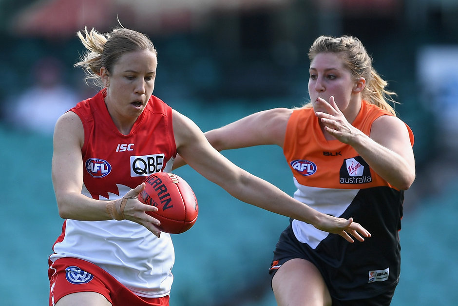 AFL 2016 Rd 03 - Sydney v GWS Giants SYDNEY, AUSTRALIA - APRIL 09: Kim Hemenway of the Swans runs the ball during the Women's Exhibition match between the Sydney Swans and the Greater Western Sydney Giants at Sydney Cricket Ground on April 9, 2016 in Sydney, Australia. (Photo by Cameron Spencer/AFL Media/Getty Images)
